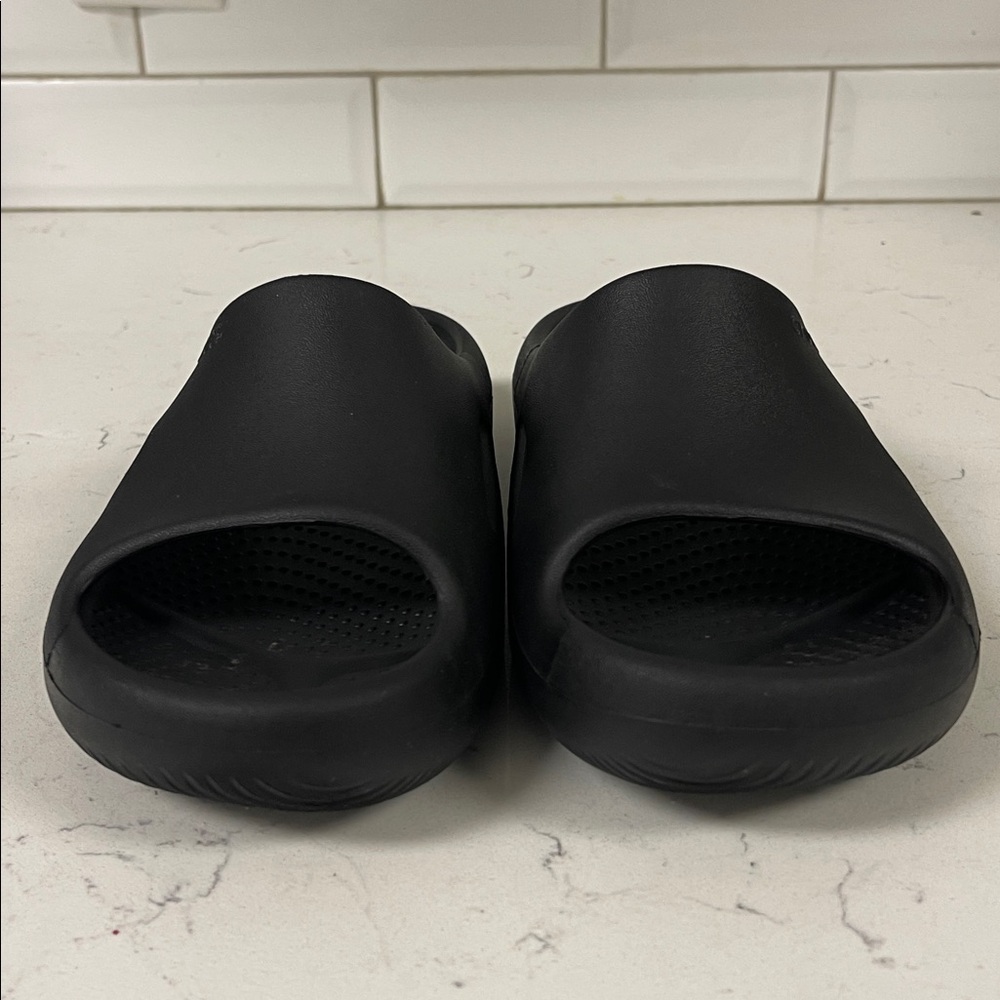 Crocs Mellow Recovery Slide Black Sandals 208392 Unisex Women’s 7 Men’s 5 Slides - Picture 2 of 15